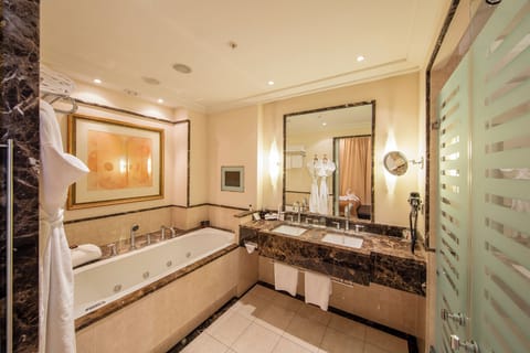Presidential Suite, Sea View | Bathroom | Eco-friendly toiletries, hair dryer, bathrobes, towels