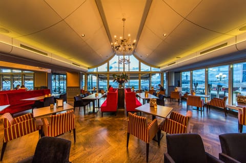 Breakfast, lunch, dinner served; ocean views