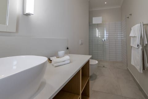Standard Room, 1 Queen Bed, No View | Bathroom | Shower, free toiletries, hair dryer, bathrobes
