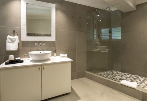 Executive Room, Lagoon View | Bathroom | Shower, free toiletries, hair dryer, bathrobes