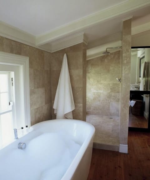 Suite 8 | Bathroom | Free toiletries, bathrobes, towels