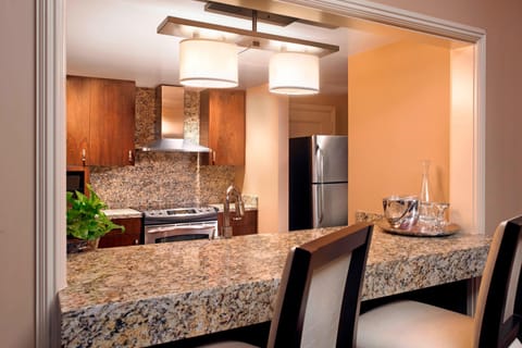 Suite, 1 Bedroom (Fireplace) | Private kitchen | Coffee/tea maker