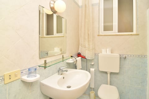 Single Room | Bathroom | Rainfall showerhead, free toiletries, hair dryer, towels