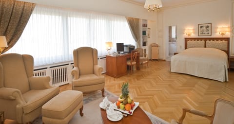 Junior Suite, Non Smoking | Minibar, in-room safe, individually decorated, individually furnished