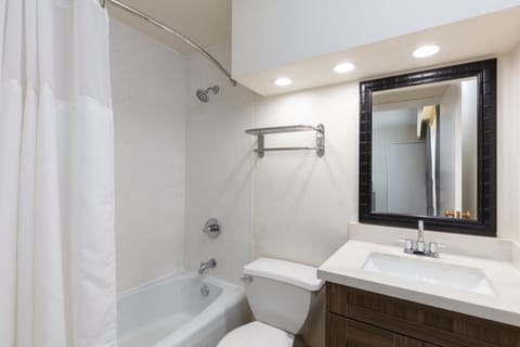 Room, 1 King Bed, Oceanfront (Coastal View) | Bathroom | Shower, hair dryer, towels