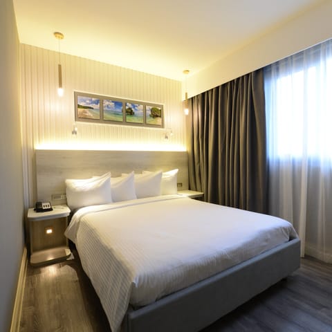 Deluxe Suite, 1 Queen Bed, Non Smoking | In-room safe, desk, blackout drapes, iron/ironing board