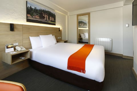 Traditional Room, 1 Queen Bed | In-room safe, desk, soundproofing, free WiFi