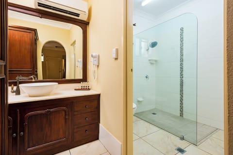 Executive King Room | Bathroom | Hair dryer, towels