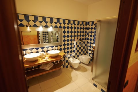 Suite (Dimora Storica) | Bathroom | Shower, free toiletries, hair dryer, bathrobes