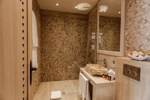 Studio Suite, Sea View | Bathroom | Shower, free toiletries, hair dryer, bathrobes