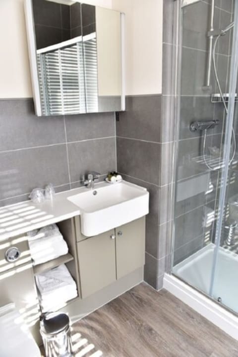 Standard Twin Room | Bathroom | Combined shower/tub, free toiletries, hair dryer, towels