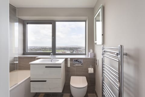 Apartment, 2 Double Beds, City View | Bathroom | Combined shower/tub, hair dryer, towels