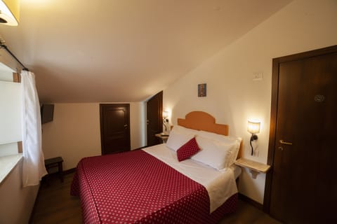 Economy Room | Minibar, blackout drapes, free WiFi