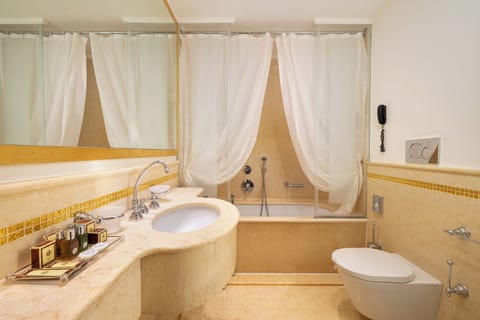Combined shower/tub, designer toiletries, hair dryer, bidet