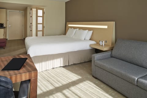 Premium bedding, in-room safe, desk, laptop workspace