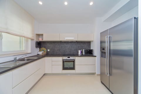 Deluxe Apartment, 1 Bedroom, Terrace, Garden View | Private kitchen | Full-size fridge, microwave, oven, stovetop