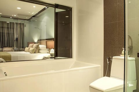 Pool Deluxe Room | Bathroom | Free toiletries, hair dryer, bidet, towels