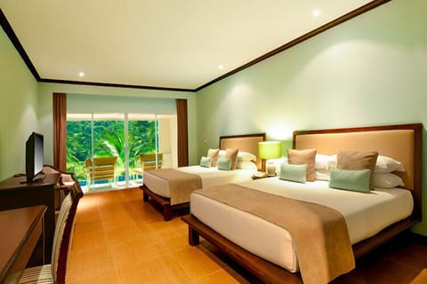 Pool Superior Room | In-room safe, desk, free cribs/infant beds, free WiFi