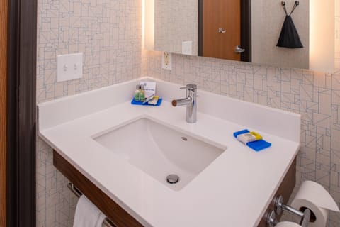 Standard Room, 1 Queen Bed | Bathroom | Free toiletries, hair dryer, towels, soap