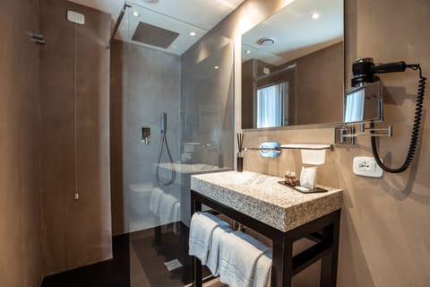 Superior Double Room, 1 Double Bed | Bathroom | Shower, free toiletries, hair dryer, bidet