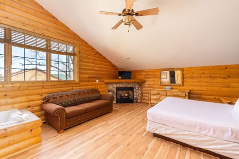 Luxury Cabin, 3 Bedrooms | Desk, iron/ironing board, free WiFi, bed sheets