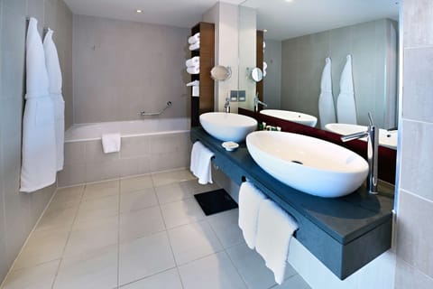 Executive Suite, 1 King Bed | Bathroom | Free toiletries, hair dryer, towels