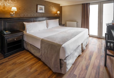 Luxury Room | Premium bedding, down comforters, Select Comfort beds, minibar