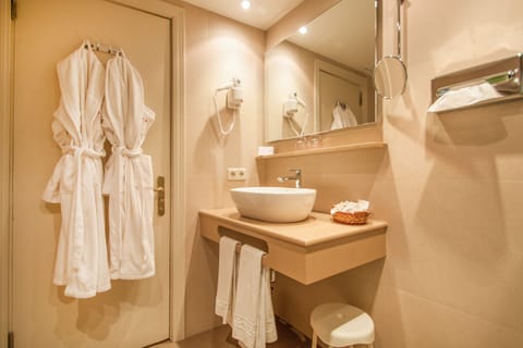 Classic Double Room, Annex Building | Bathroom | Hair dryer, bathrobes, bidet, towels