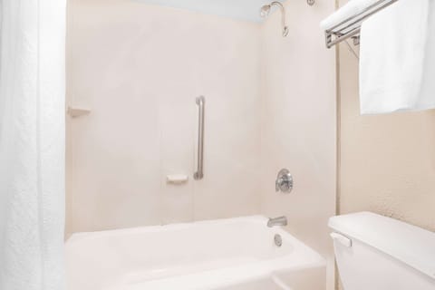 Combined shower/tub, deep soaking tub, towels