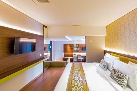 Infinity Suite Room  | Minibar, in-room safe, desk, blackout drapes