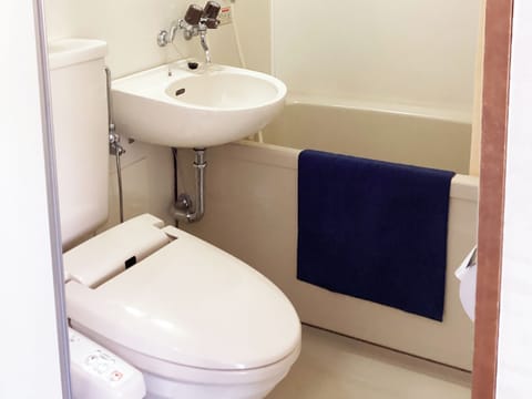 Economy Twin Room | Bathroom | Shower, rainfall showerhead, free toiletries, slippers