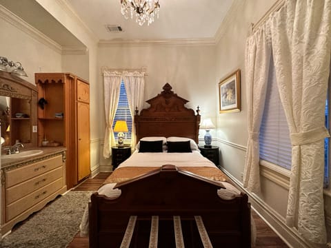 Lantana Room | Premium bedding, blackout drapes, free WiFi, bed sheets