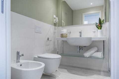 Shower, free toiletries, bidet, towels