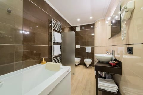 Suite | Bathroom | Free toiletries, hair dryer, slippers, towels