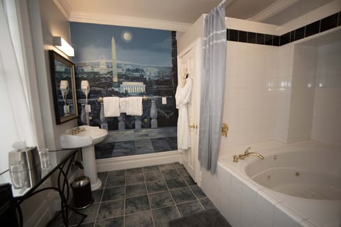 Room (7) | Bathroom | Combined shower/tub, jetted tub, rainfall showerhead, free toiletries