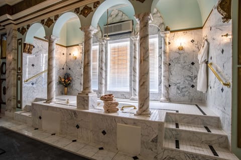 Room (The Mansion) | Bathroom | Combined shower/tub, jetted tub, rainfall showerhead, free toiletries