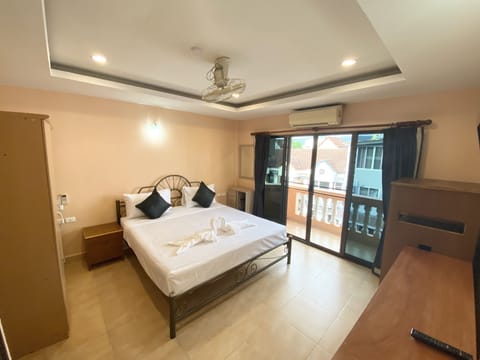 Deluxe Double Room, City View | In-room safe, desk, free WiFi