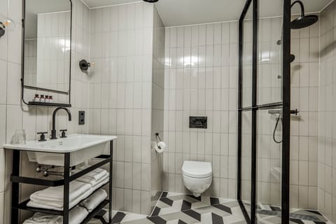 Deluxe Double Room | Bathroom | Shower, designer toiletries, hair dryer, bathrobes