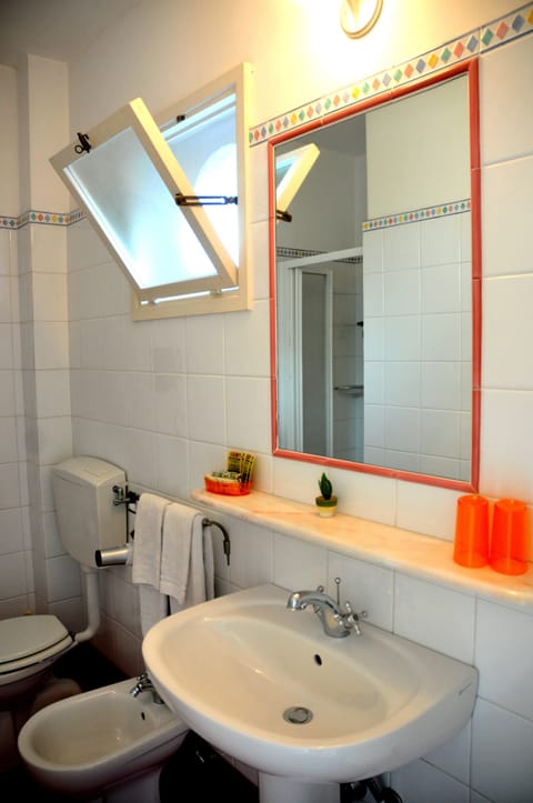 Double Room | Bathroom | Shower, free toiletries, hair dryer, bidet