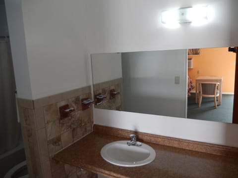 Combined shower/tub