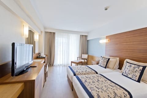 Standard Double or Twin Room | Free minibar, desk, soundproofing, free WiFi