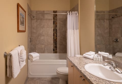 Combined shower/tub, deep soaking tub, eco-friendly toiletries