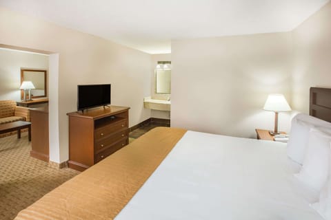 Suite, 1 Bedroom, Non Smoking | Premium bedding, desk, iron/ironing board, free cribs/infant beds