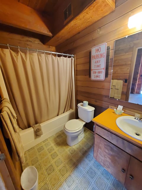 Standard Room, 2 Queen Beds (Pet Friendly) | Bathroom | Towels, soap, shampoo, toilet paper