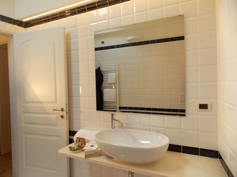 Basic Double Room | Bathroom sink