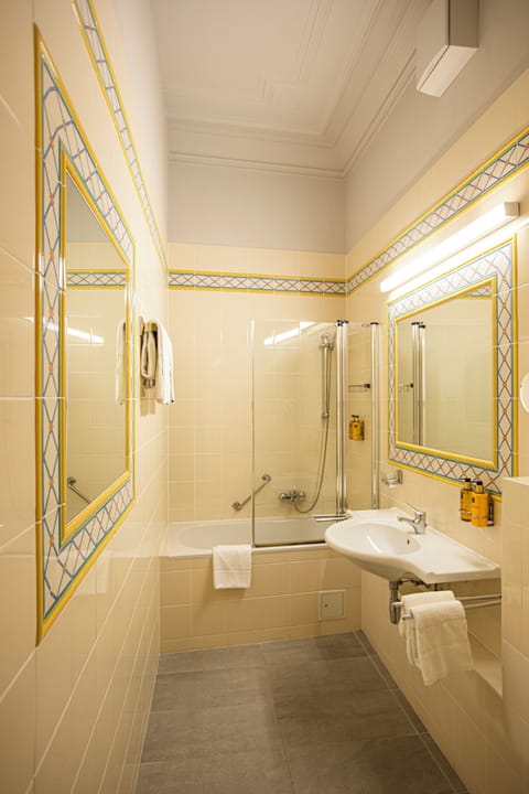 Superior Double or Twin Room | Bathroom | Slippers, towels