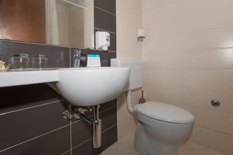 Standard Apartment | Bathroom | Shower, free toiletries, towels