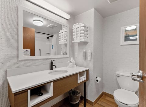 Standard Two Queens | Bathroom | Combined shower/tub, free toiletries, hair dryer, towels