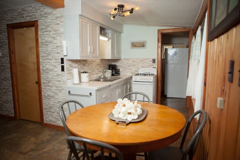 Cottage, 2 Bedrooms, Lake View, Lakeside | In-room dining