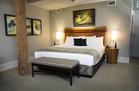 Deluxe Room, 1 King Bed | Premium bedding, in-room safe, desk, iron/ironing board